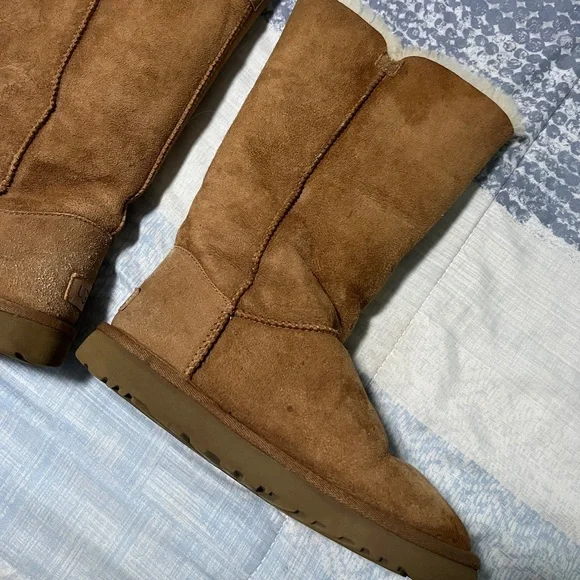 USED** UGG. 7 Bailey Button Triplet II Tall Sheepskin Wool Boots in Chestnut - Picture 7 of 11